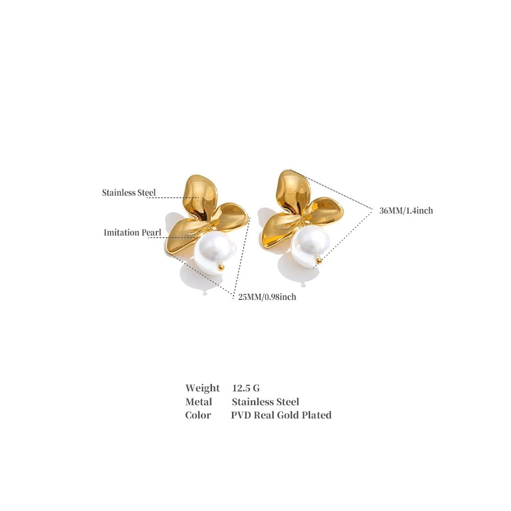 Pearl flower earrings in gold-plated stainless steel with pearl.