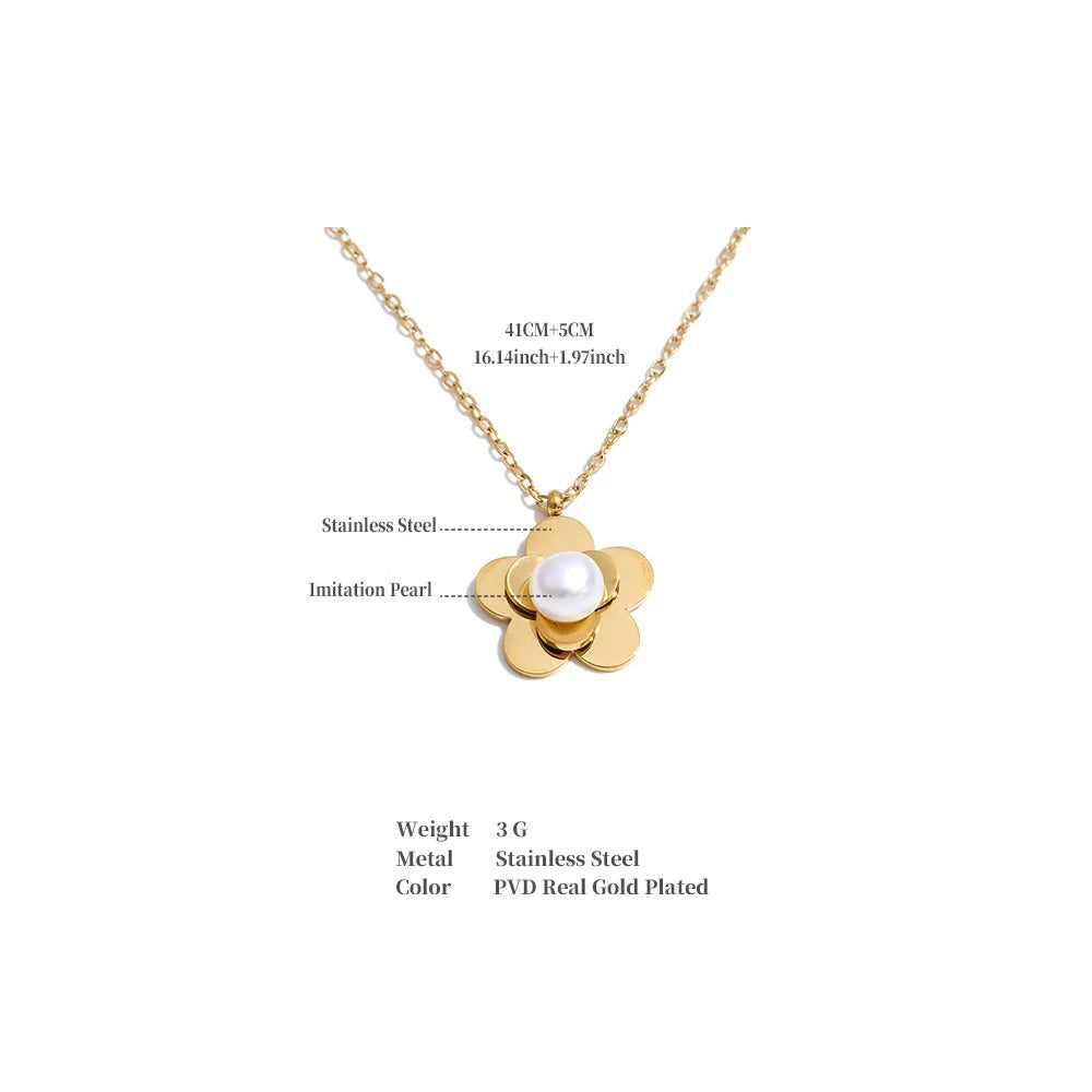 Pearl flower necklace in gold-plated stainless steel with pearl.
