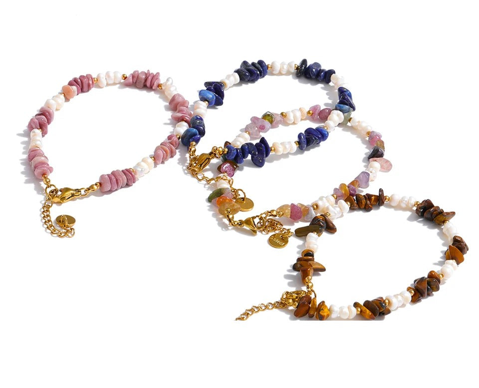 Freshwater pearl natural stone beaded necklace in gold-plated stainless steel with freshwater pearl and natural stone.