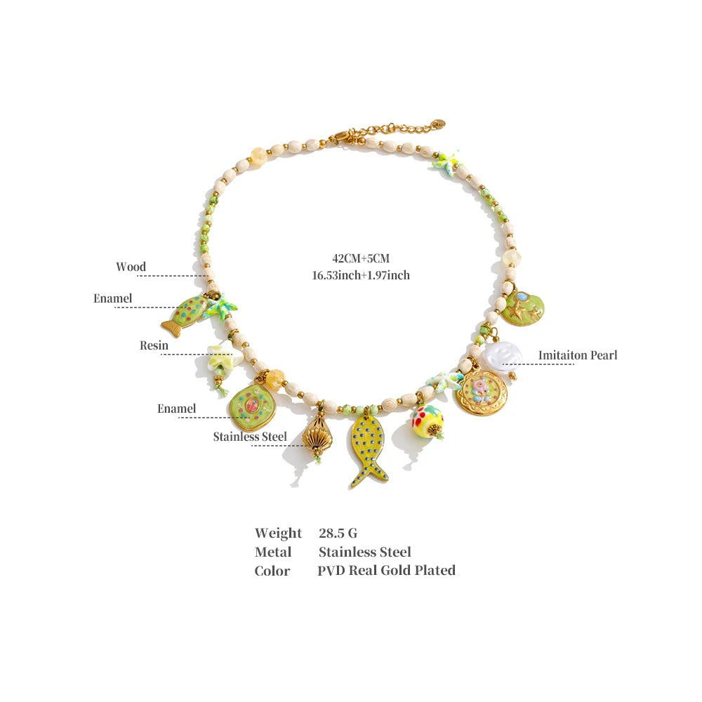Resin star geometric necklace in gold-plated stainless steel with resin.