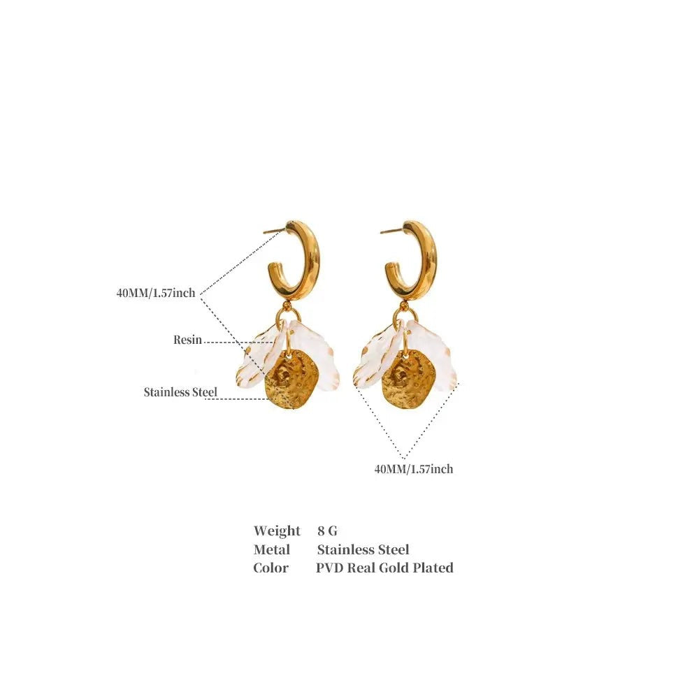 Resin flower geometric earrings in gold-plated stainless steel with resin.