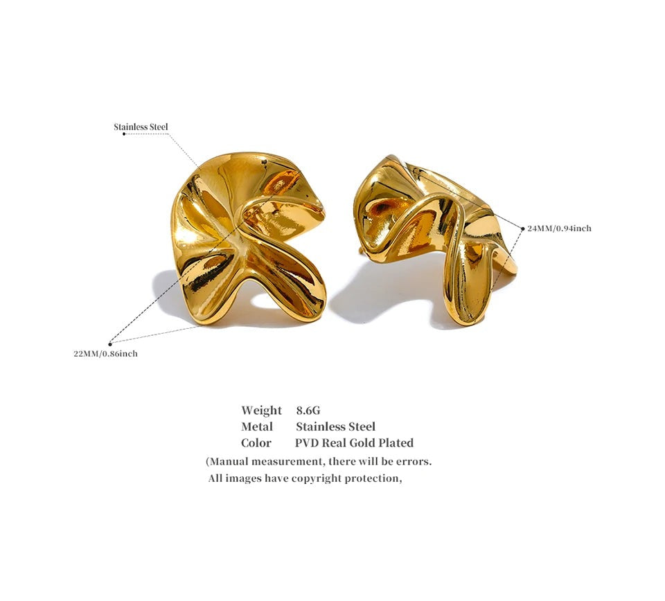 Flower earrings in gold-plated 316L stainless steel.