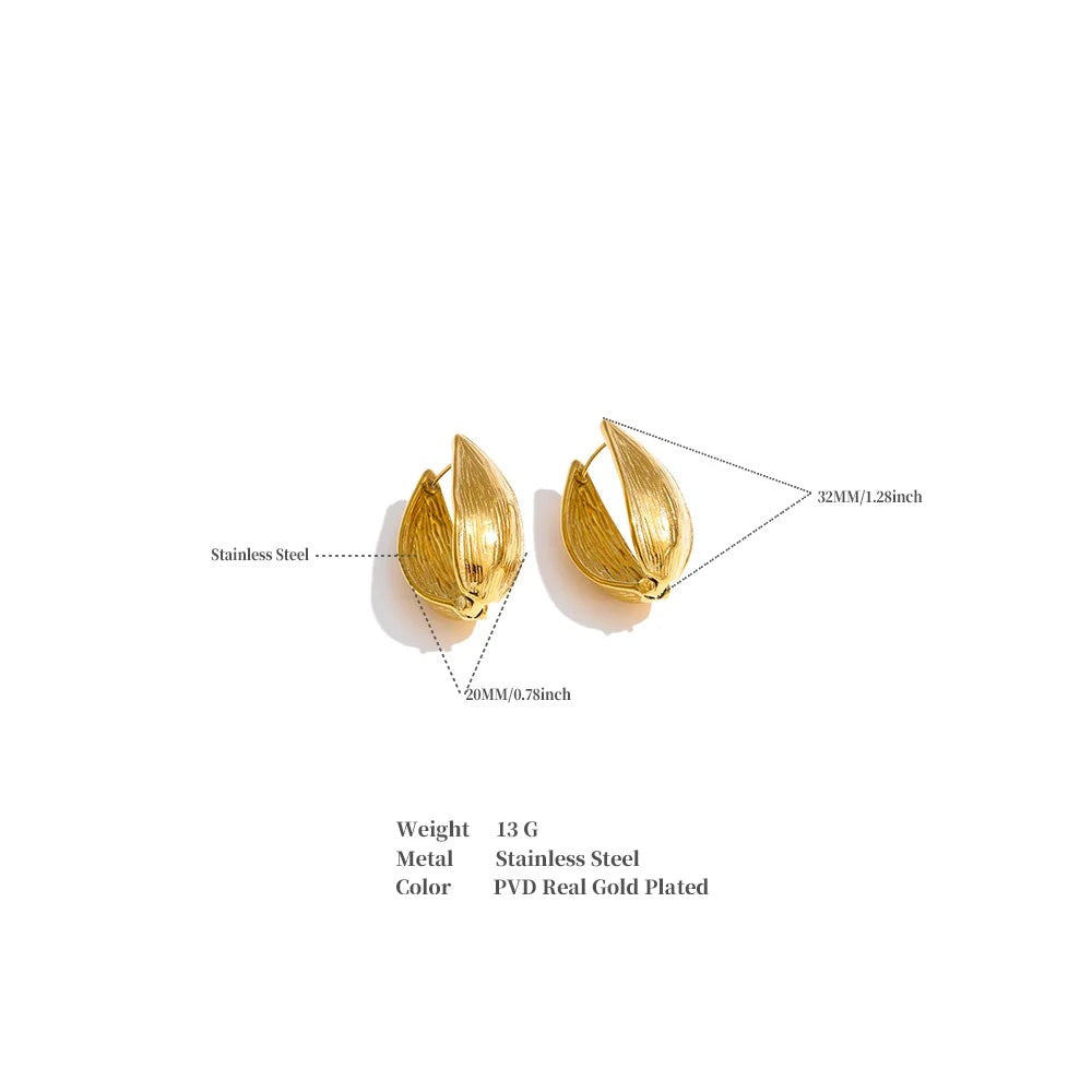 Geometric earrings in gold-plated stainless steel.