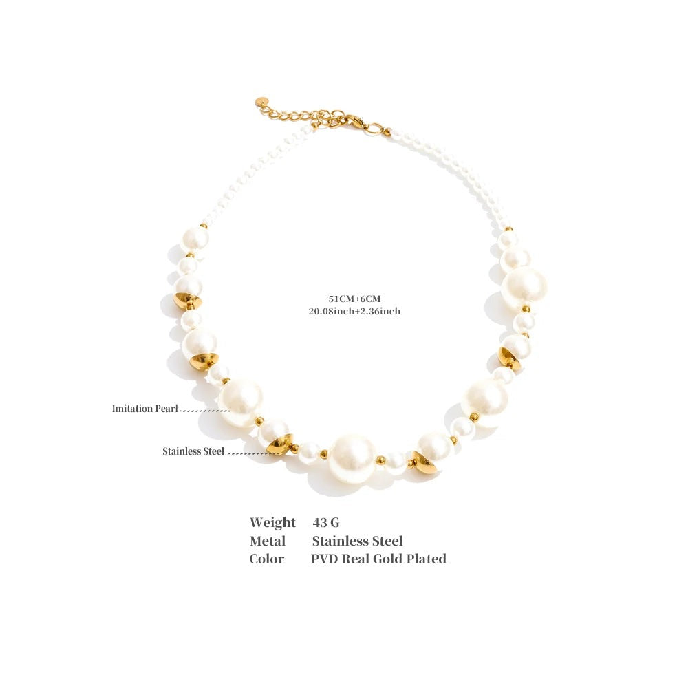 Pearl resin acrylic necklace in gold-plated stainless steel with pearl and resin.