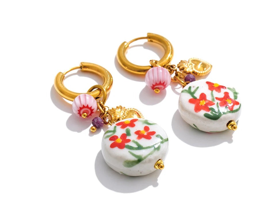 Flower geometric earrings in gold-plated stainless steel.