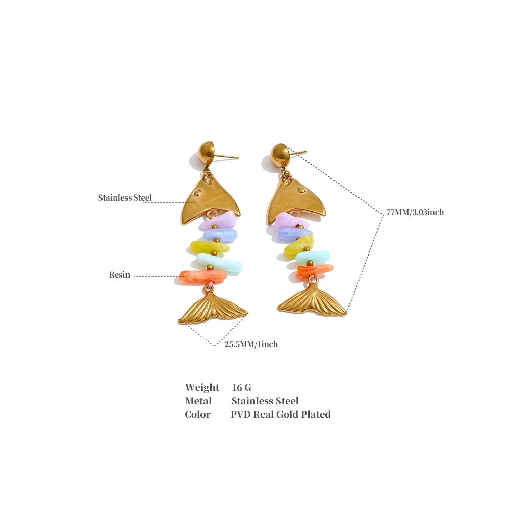 Resin multi-color geometric earrings in gold-plated stainless steel with resin.