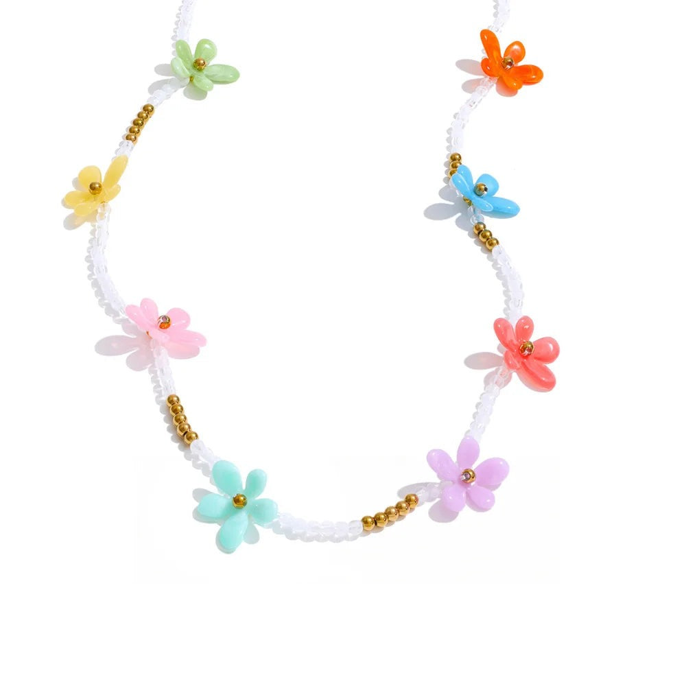 Gold-plated stainless steel necklace with pearl and resin flowers.