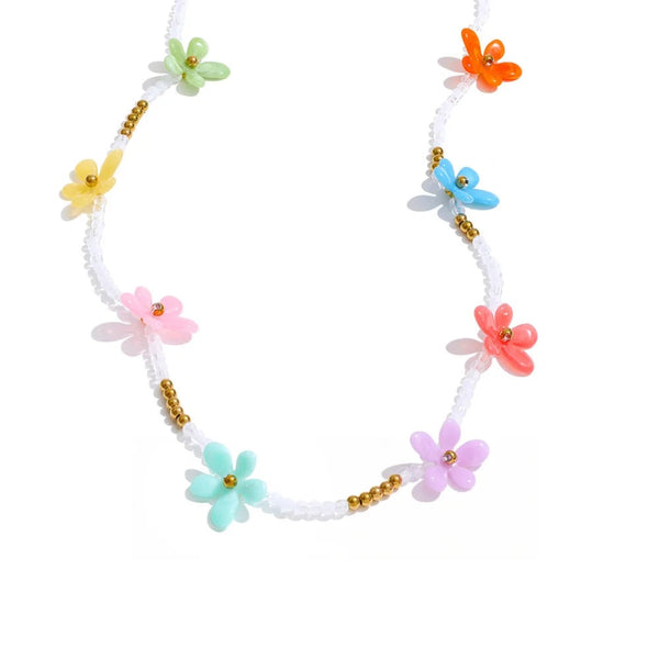 Gold-plated stainless steel necklace with pearl and resin flowers.