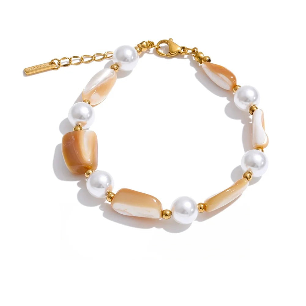 Gold-plated bracelet with pearl and resin beads.