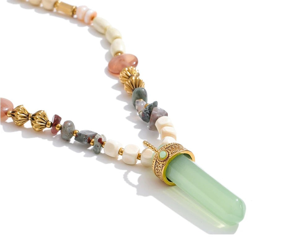 Resin acrylic natural stone necklace in gold-plated stainless steel with natural stone and resin.