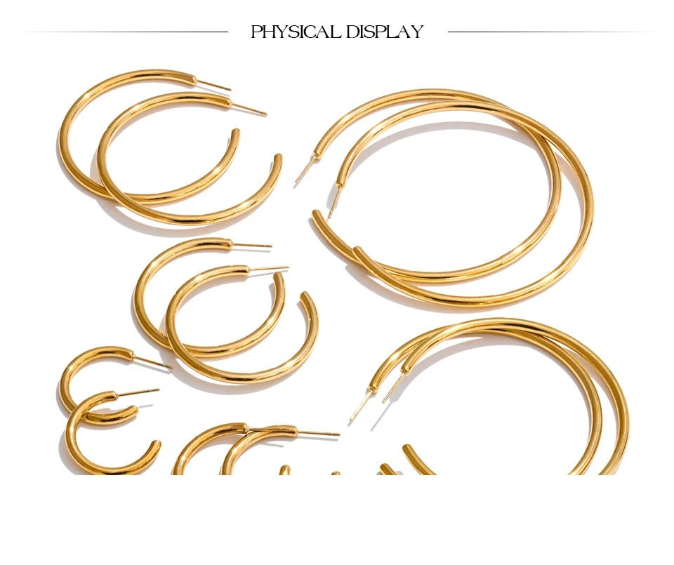 Minimalist geometric earrings in gold-plated stainless steel.