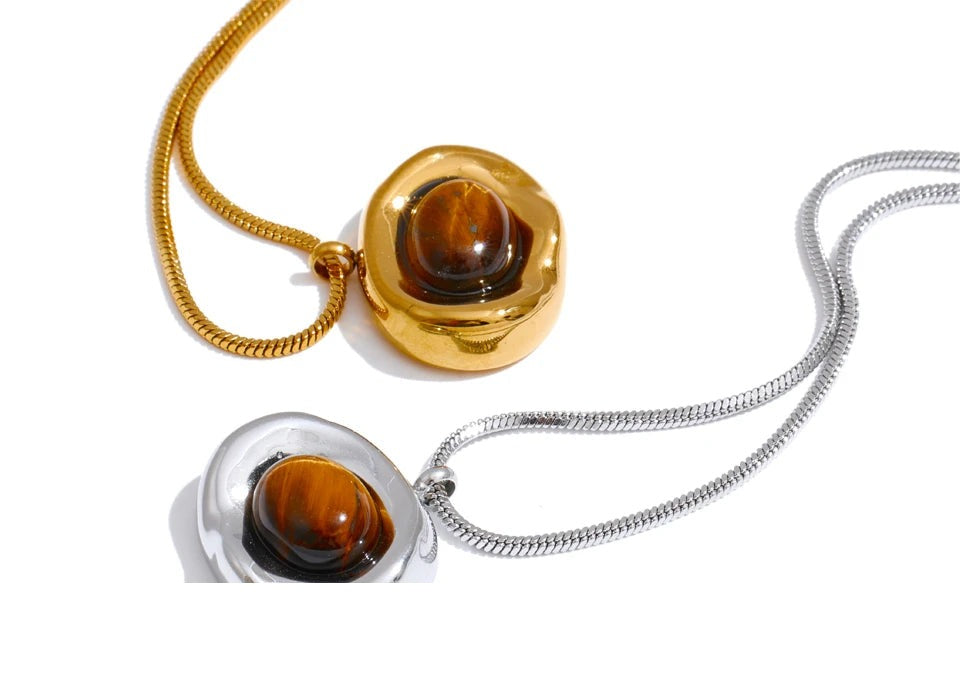 Natural stone geometric necklace in gold-plated stainless steel with natural stone.