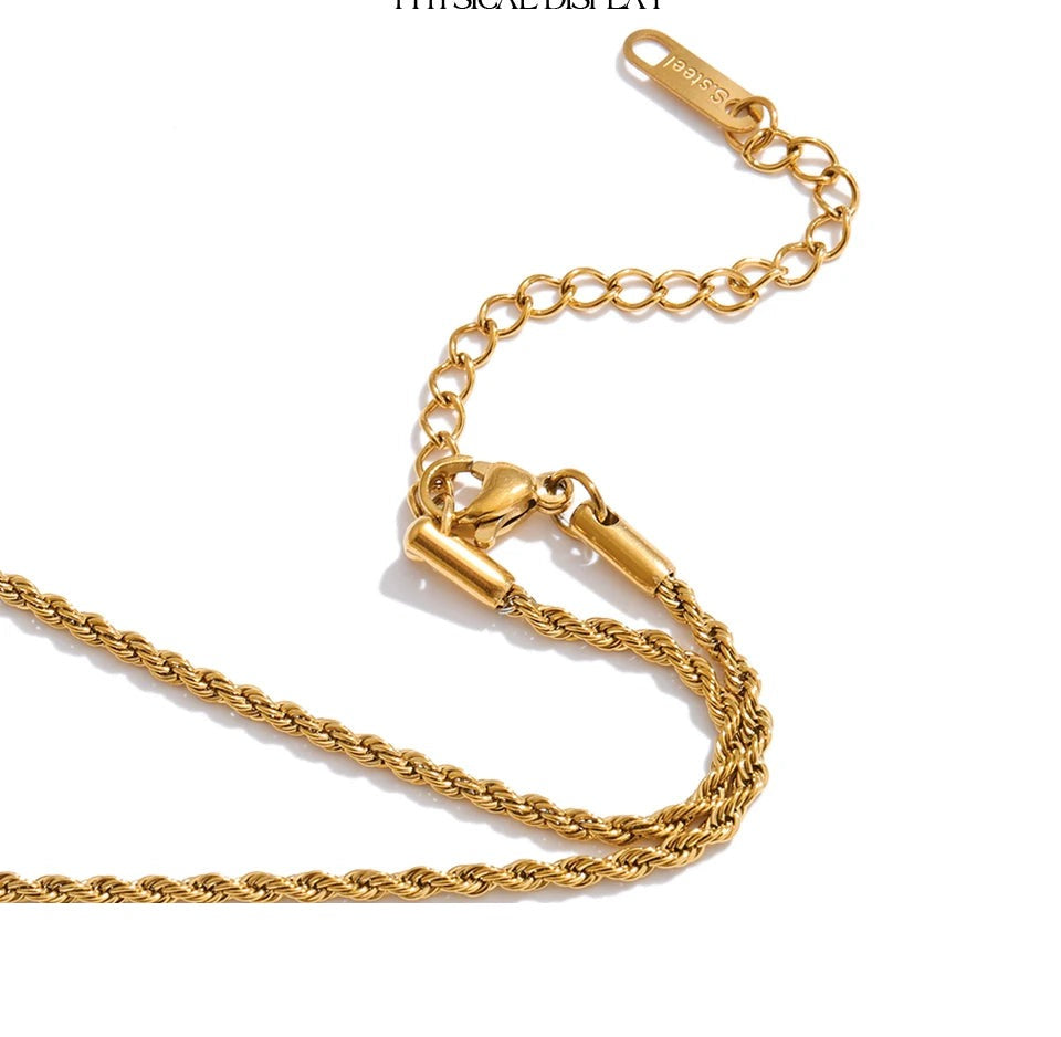 Pearl heart necklace in gold-plated stainless steel with pearl.
