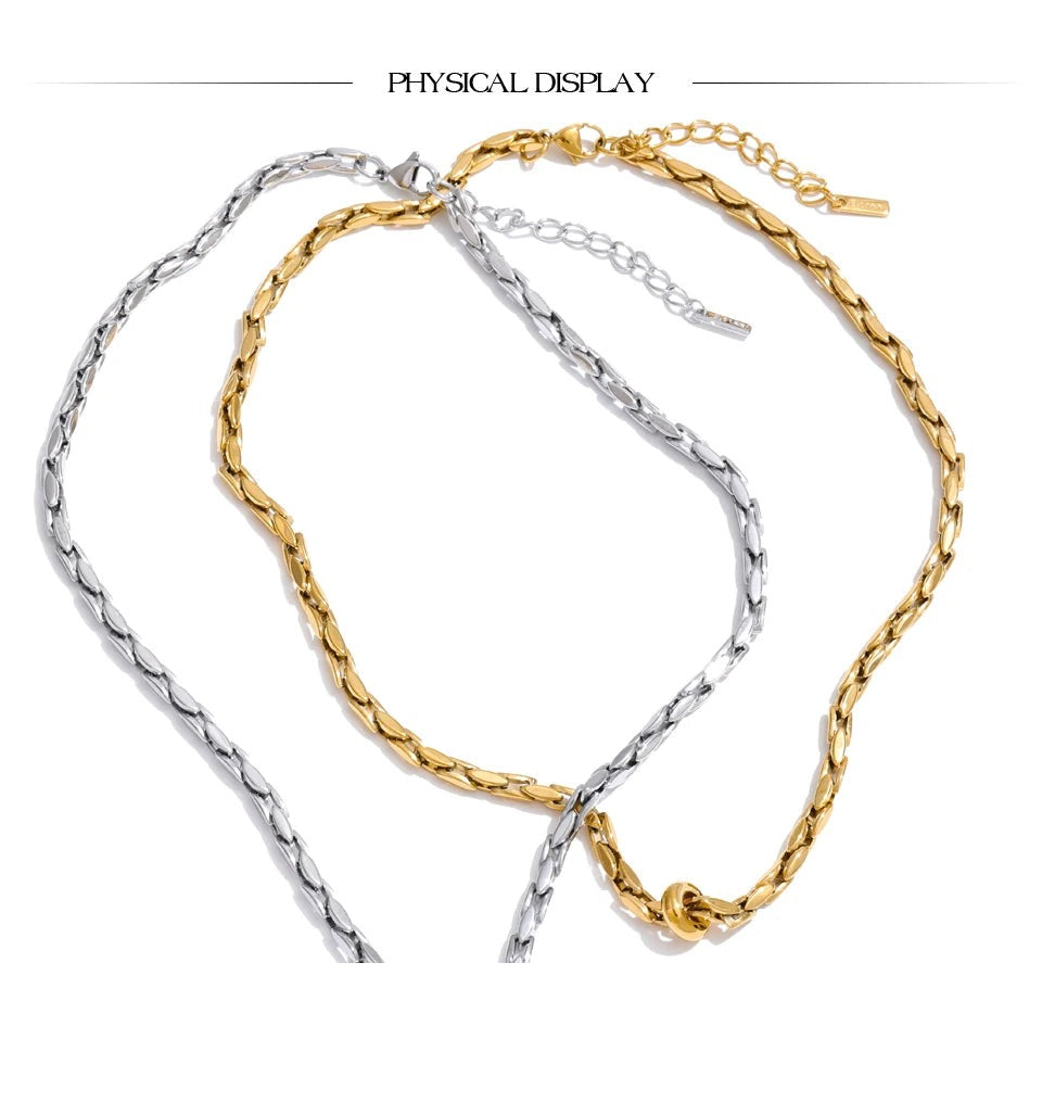 Geometric chain necklace in gold-plated stainless steel.
