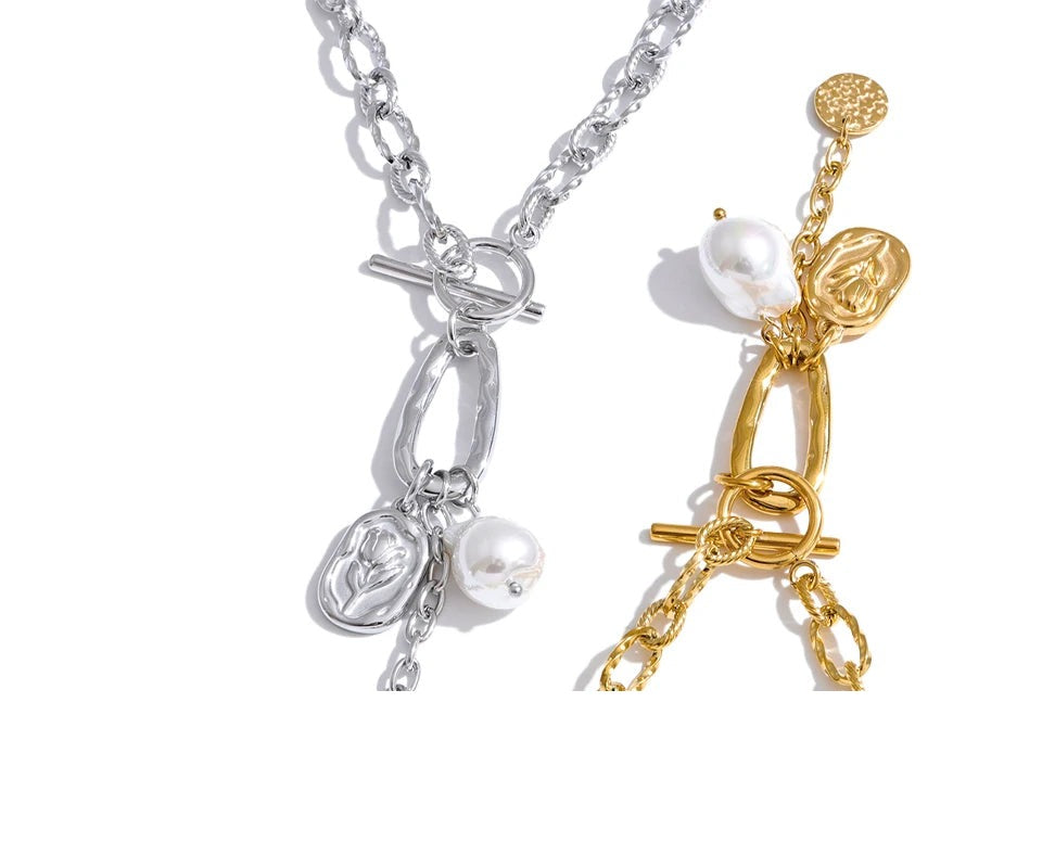 Pearl flower geometric necklace in gold-plated stainless steel with pearl.