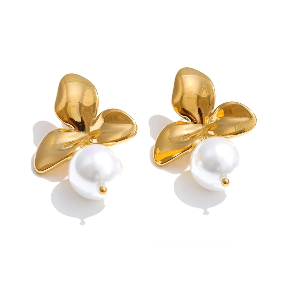 Gold-plated stainless steel earrings with pearls.