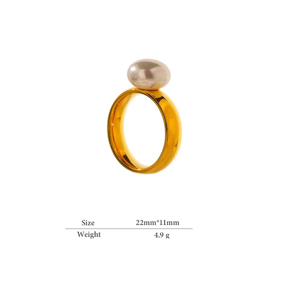 Pearl shell geometric ring in 18K gold-plated stainless steel with pearl and shell.