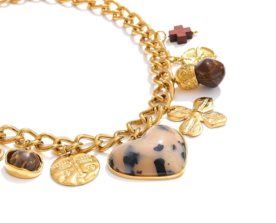 Resin heart flower necklace in gold-plated stainless steel with resin.