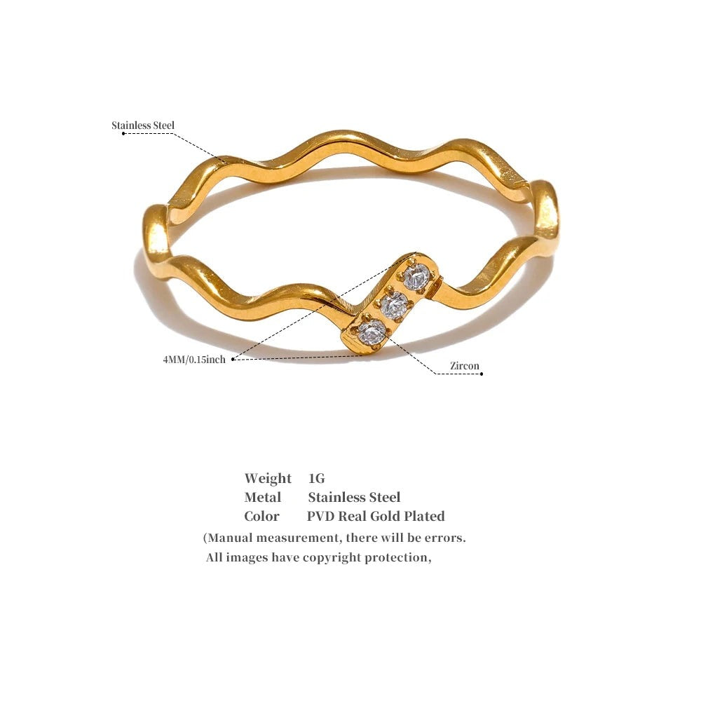 Cubic zirconia minimalist geometric ring in gold-plated stainless steel with cubic zirconia.