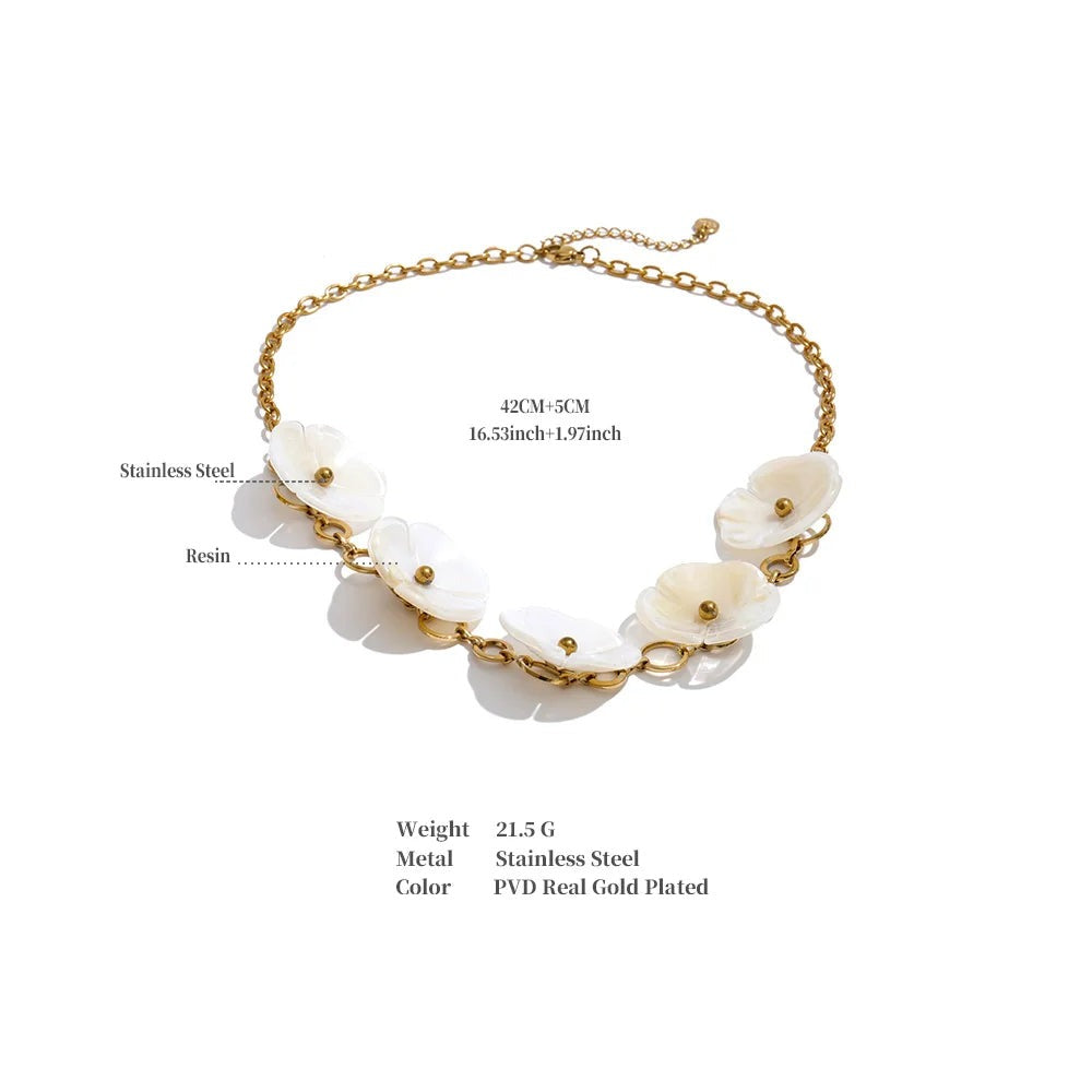 Resin flower chain necklace in gold-plated stainless steel with resin.