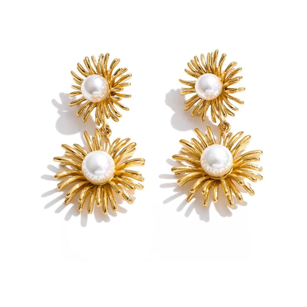 Gold-plated stainless steel earrings with pearls.