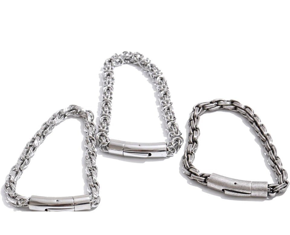 Geometric chain necklace in gold-plated stainless steel.