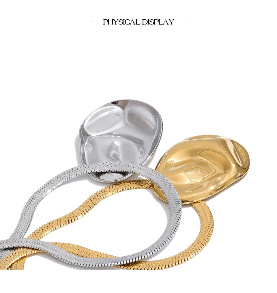Hammered geometric necklace in gold-plated stainless steel.