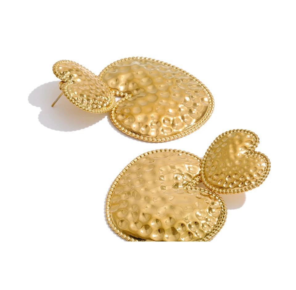 Heart earrings in gold-plated stainless steel.