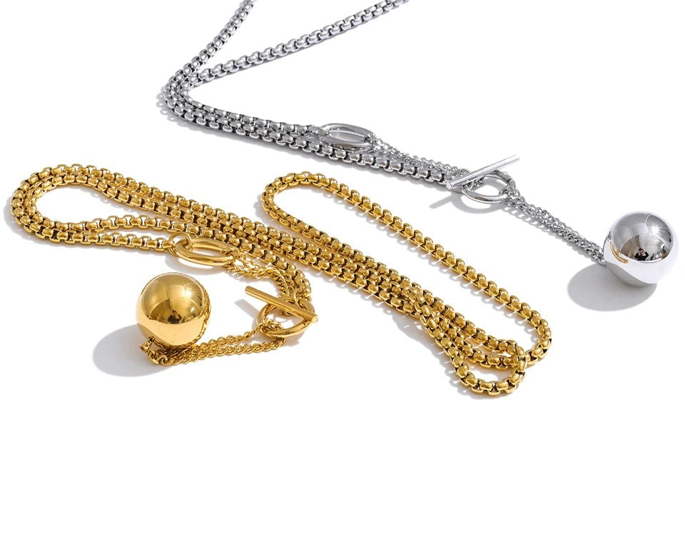 Geometric necklace in gold-plated stainless steel.