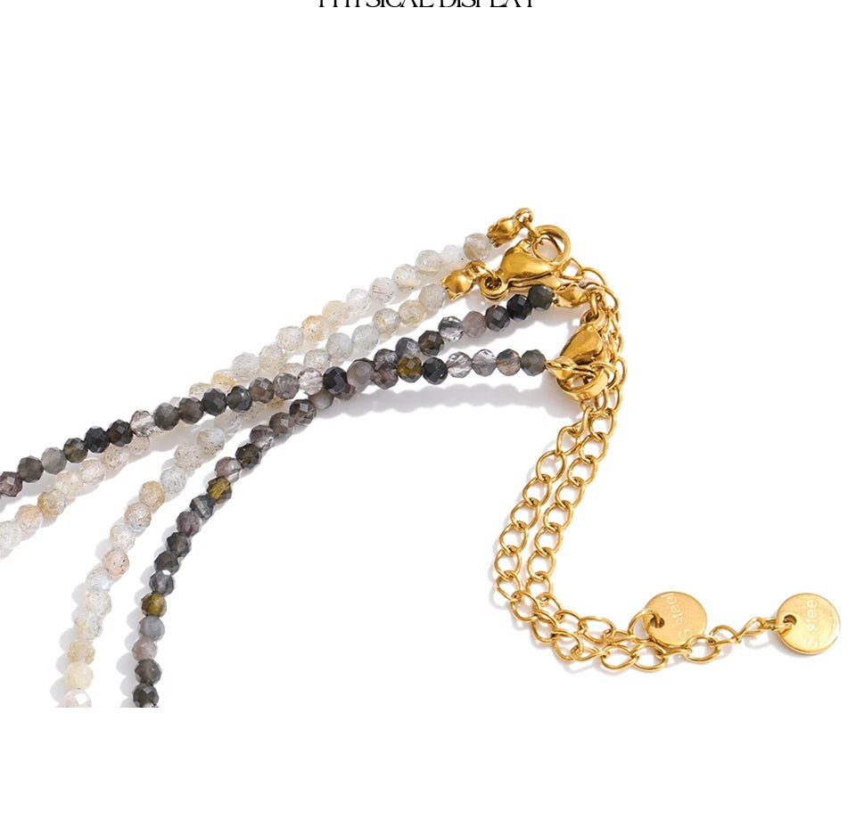 Crystal geometric necklace in gold-plated stainless steel with crystal.
