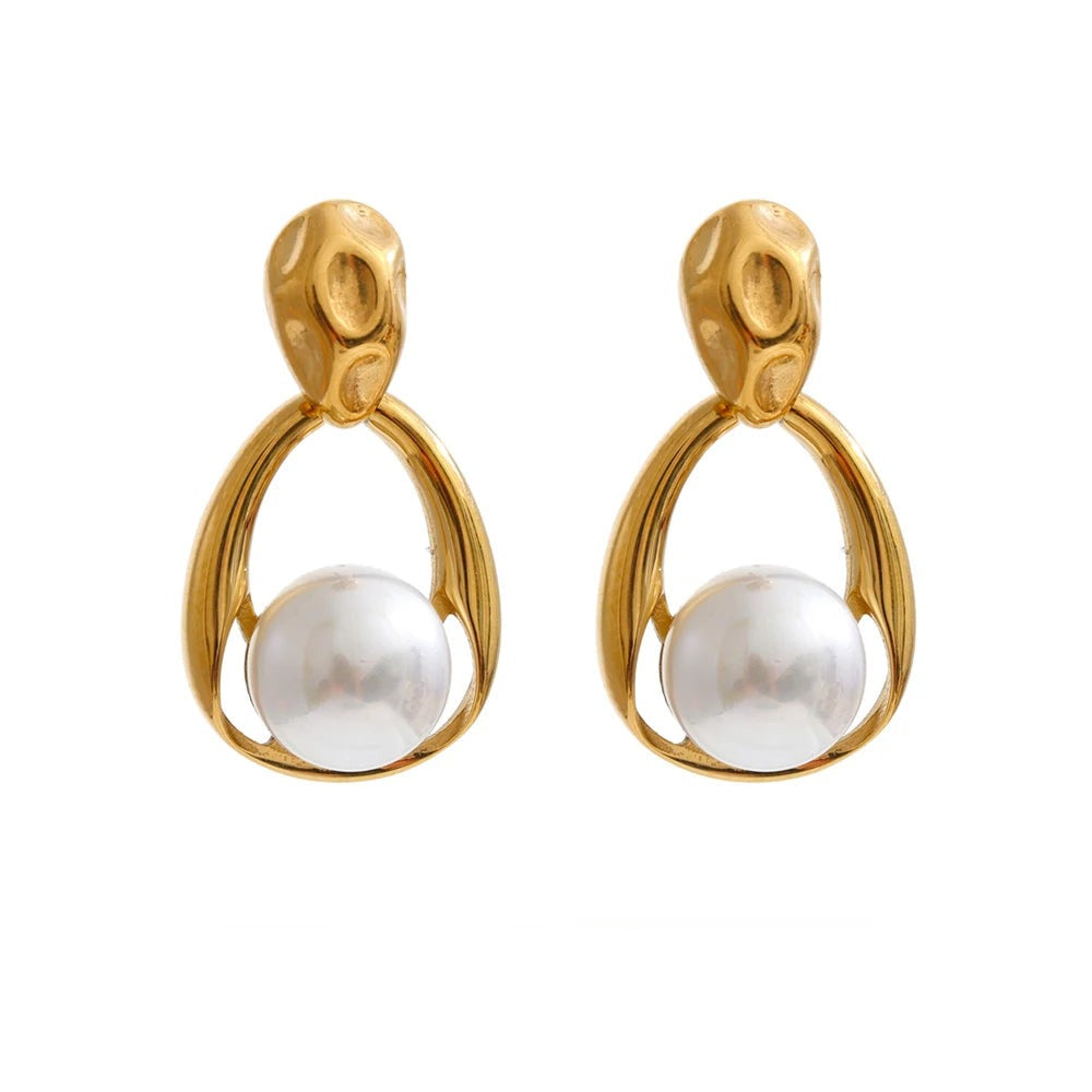 Gold-plated stainless steel earrings with pearls.
