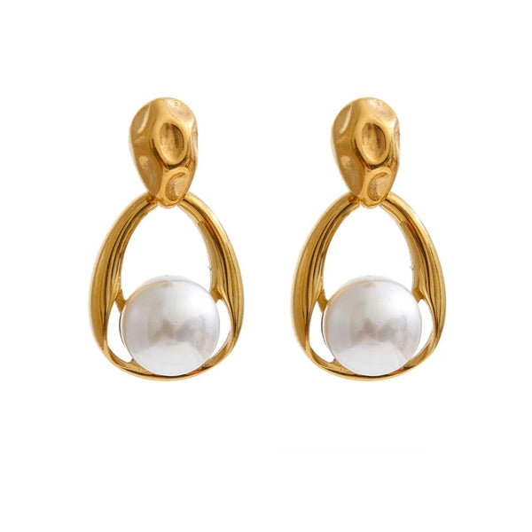 Gold-plated stainless steel earrings with pearls.