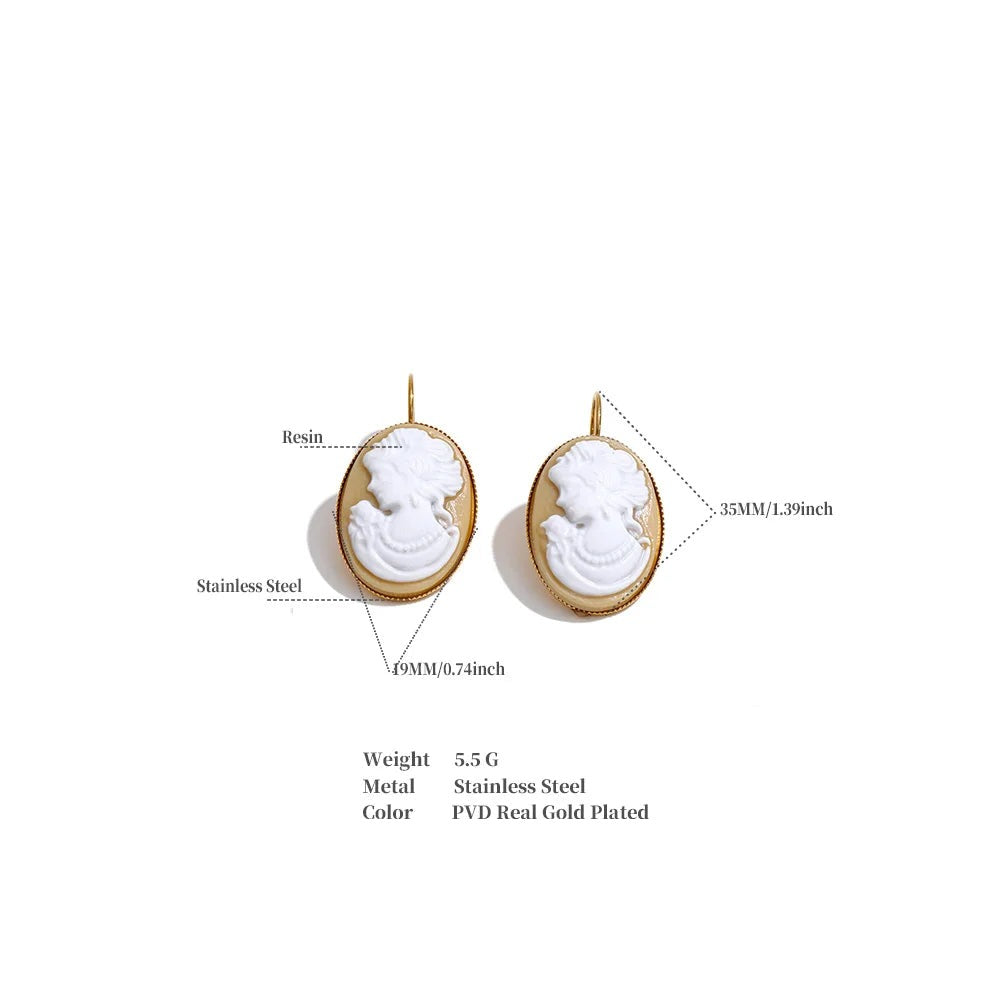 Resin geometric earrings in gold-plated stainless steel with resin.