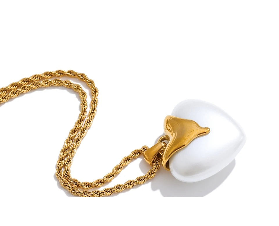 Pearl heart necklace in gold-plated stainless steel with pearl.