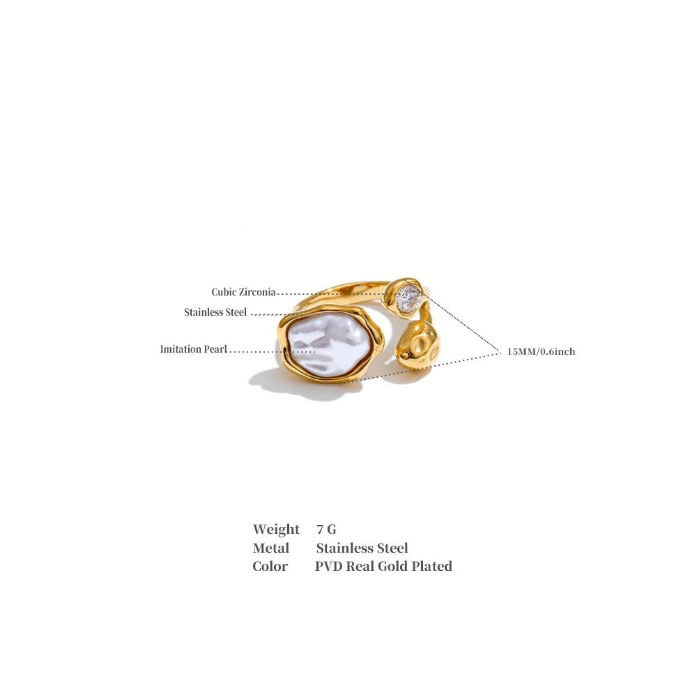 Cubic zirconia pearl geometric ring in gold-plated stainless steel with pearl and cubic zirconia.