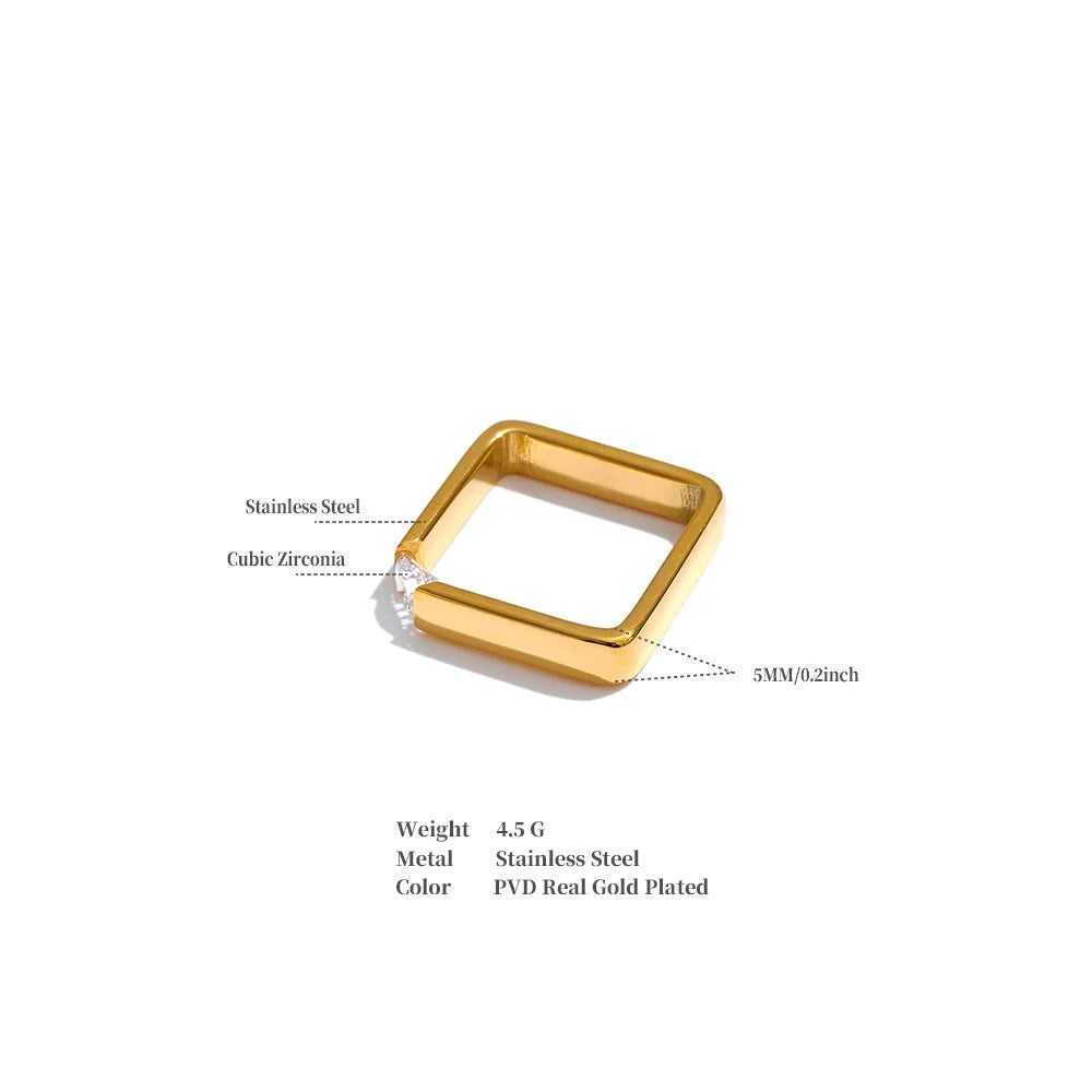 Cubic zirconia minimalist geometric ring in 18K gold-plated stainless steel with cubic zirconia.