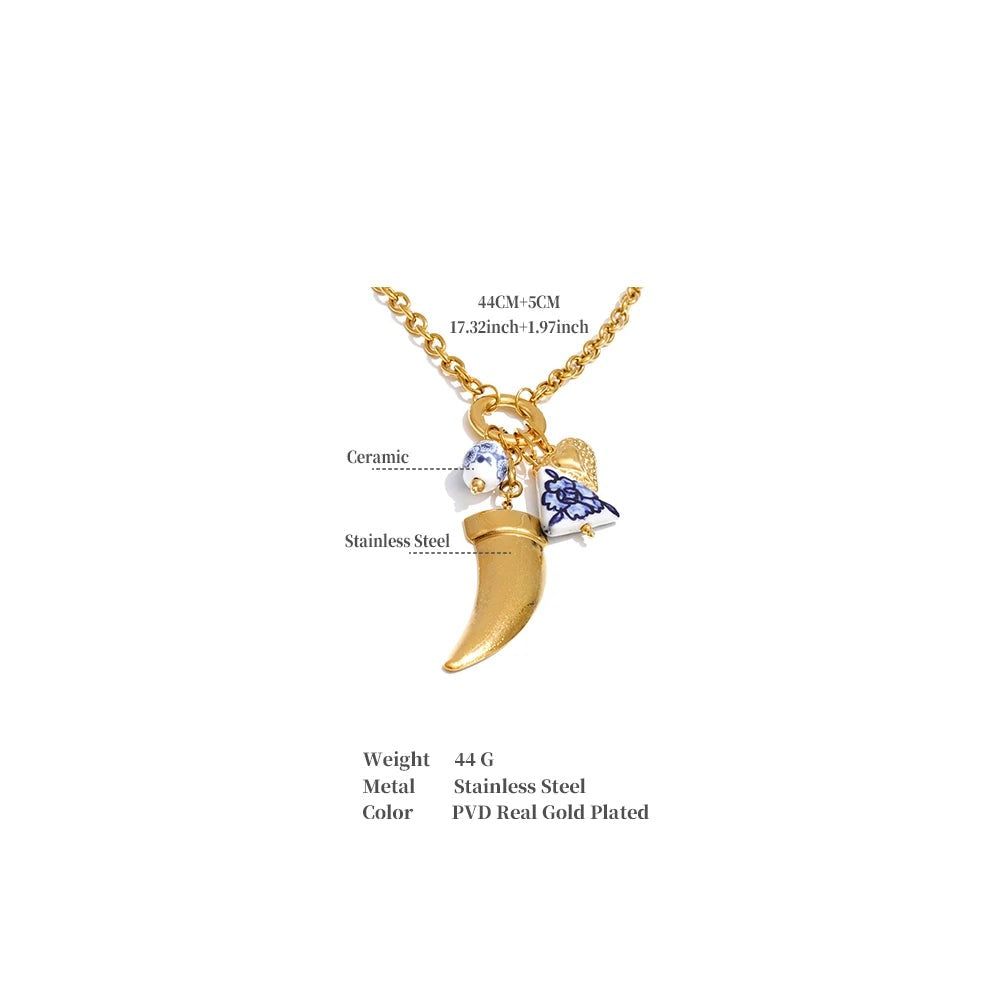 Heart geometric necklace in gold-plated stainless steel.