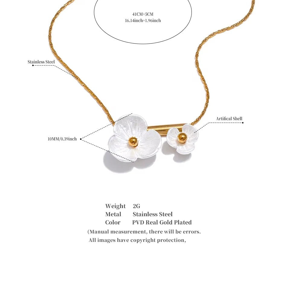 Shell resin flower necklace in gold-plated stainless steel with shell and resin.