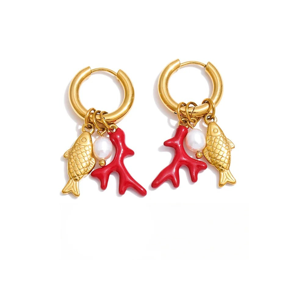 Gold-plated stainless steel earrings with freshwater pearl.