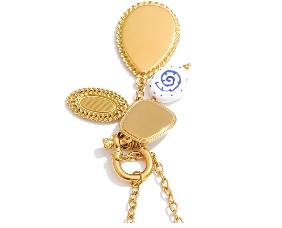 Flower necklace in gold-plated stainless steel.