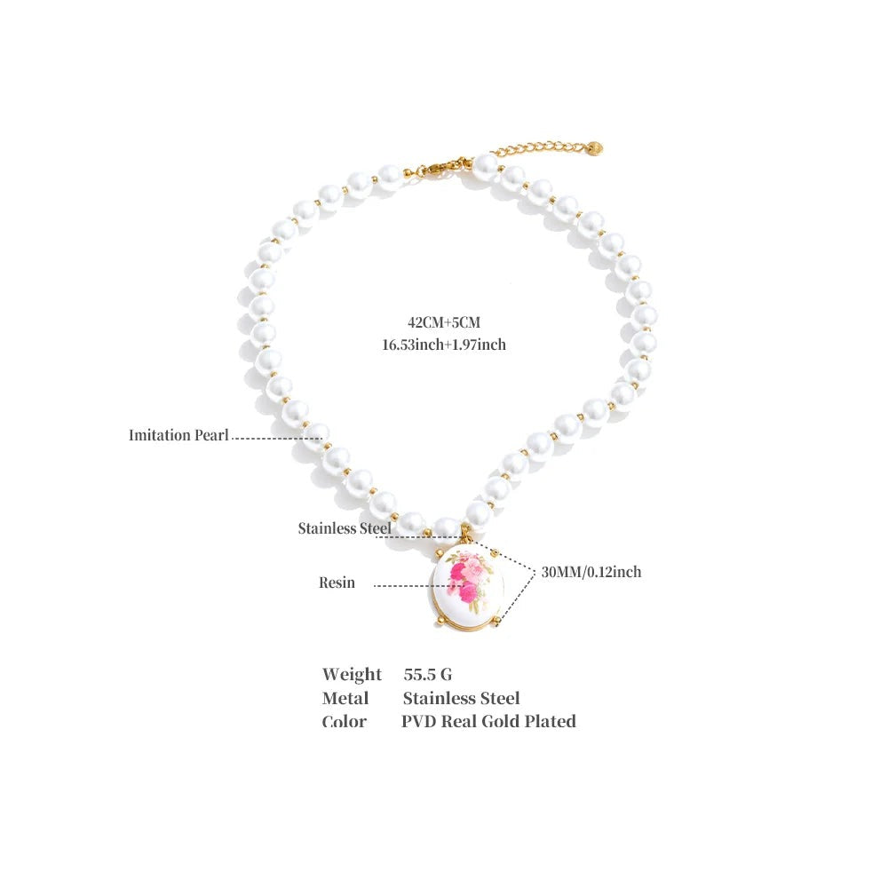 Pearl resin flower necklace in gold-plated stainless steel with pearl and resin.
