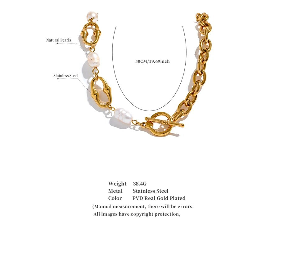 Freshwater pearl geometric chain necklace in gold-plated stainless steel with freshwater pearl.