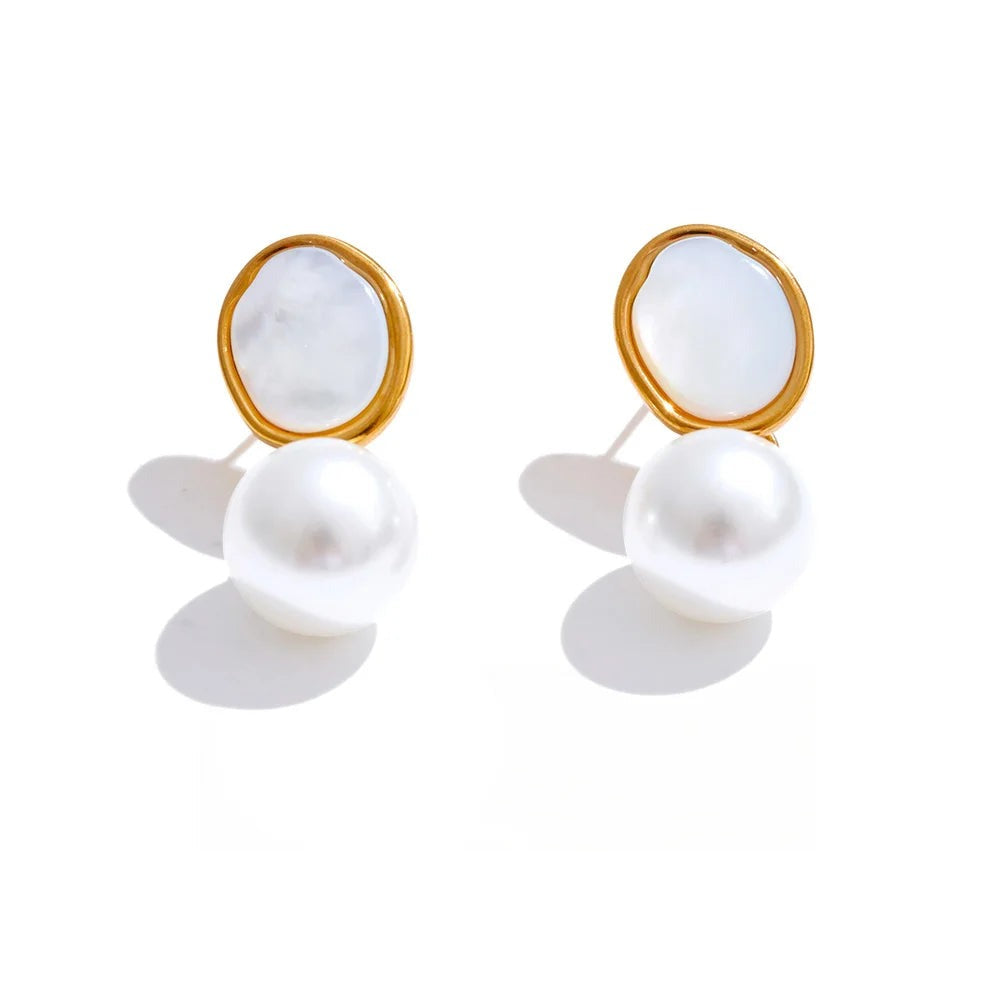 Gold-plated stainless steel earrings with pearl and shell.