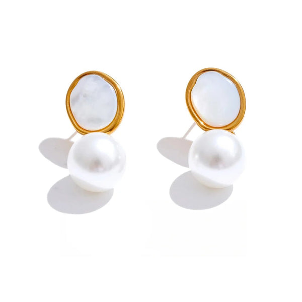 Gold-plated stainless steel earrings with pearl and shell.