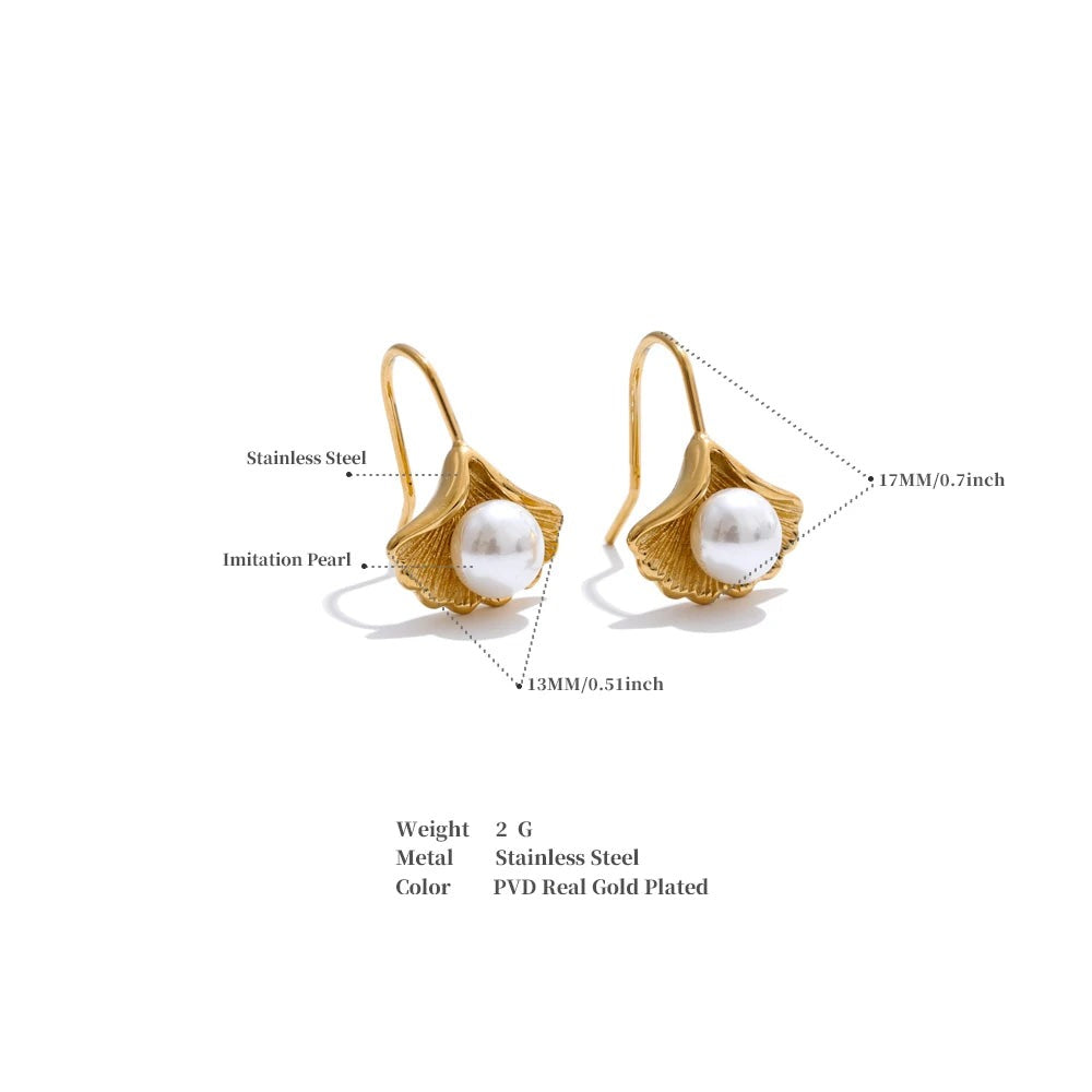Pearl earrings in gold-plated stainless steel with pearl.