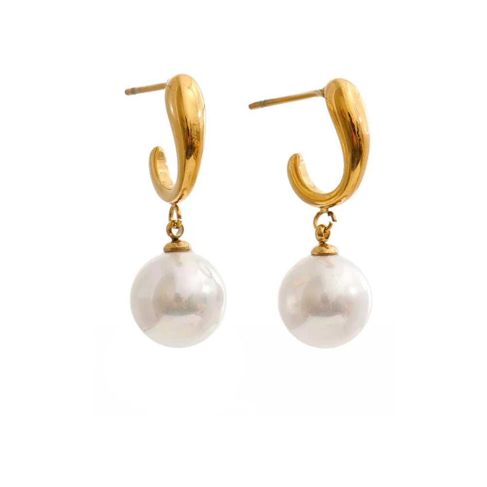 Gold-plated stainless steel earrings with pearls.