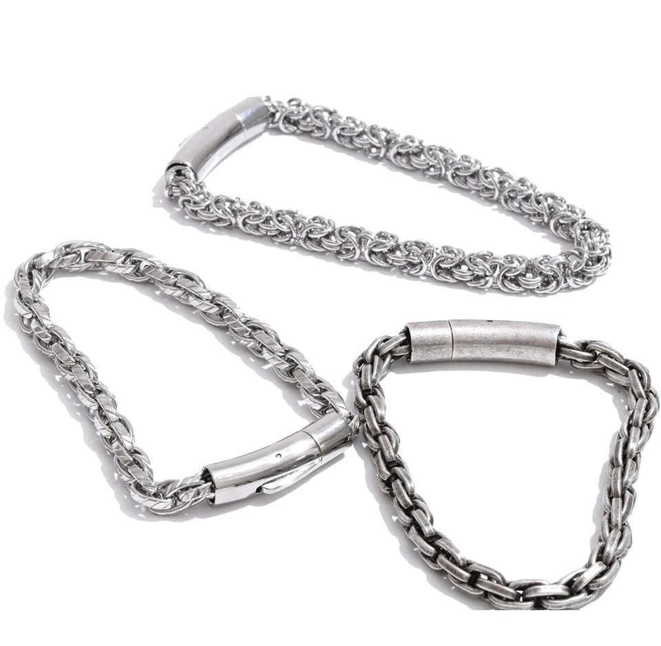 Geometric chain necklace in gold-plated stainless steel.