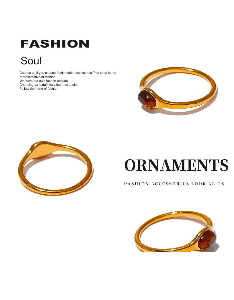 Natural stone geometric ring in 18K gold-plated stainless steel with natural stone.