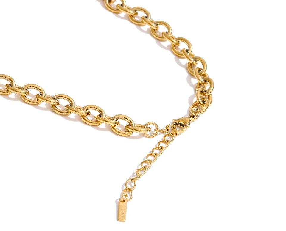 Pearl beaded geometric necklace in gold-plated stainless steel with pearl.