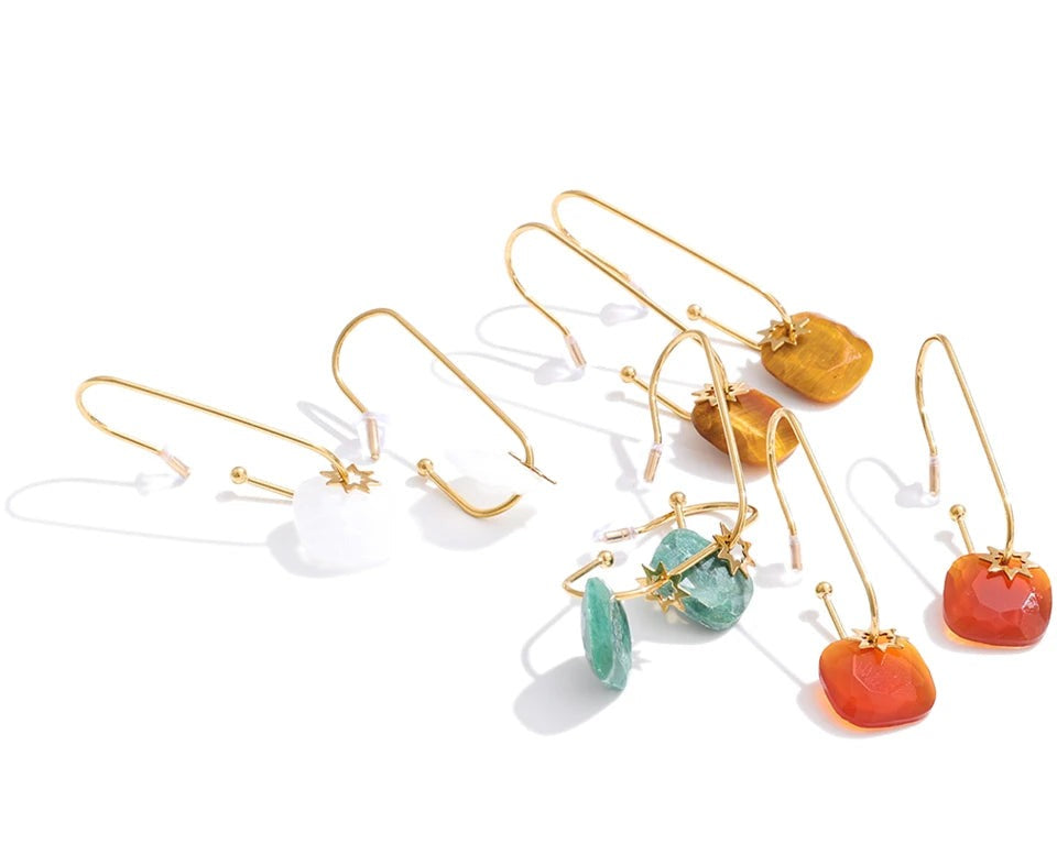 Natural stone geometric earrings in gold-plated stainless steel with natural stone.